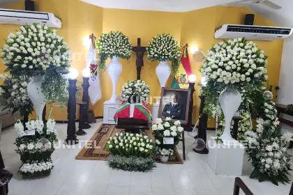 Con flores blancas, así dan el último adiós a Azkargorta, el hombre que llevó a Bolivia al Mundial de 1994