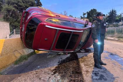 Vehículo vuelca en la Costanera de La Paz y la Policía no halla al conductor