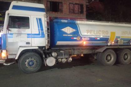 La Paz: Secuestran cisterna con 24 mil litros de diésel; conductor huyó y un militar fue aprehendido, reporta la Policía