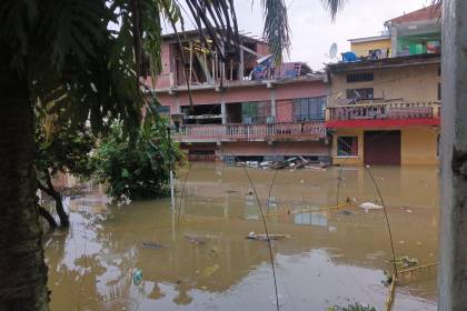 “Esto va a caer”: Emergencia en Tipuani; desborde del río deja bajo el agua a varios barrios y los afectados urgen ayuda