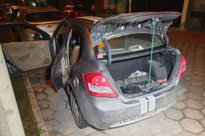 Video: ladrones son captados forzando un vehículo y robando varios objetos del maletero de un taxi