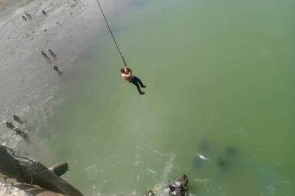 Un camión cayó al río Chimoré al esquivar una vagoneta; el ayudante del chofer falleció