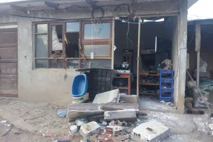 Una mujer y cuatro niños permanecen internados tras explosión dentro de una casa