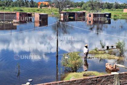 Todo un barrio quedó en medio del agua tras intensas lluvias en Quillacollo