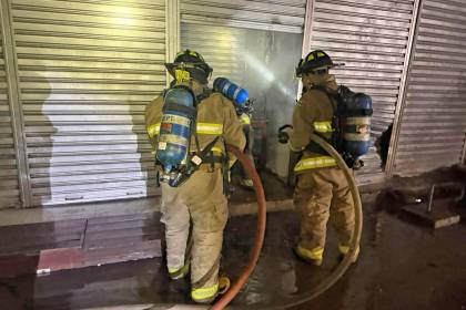 Voraz incendio afecta al menos 10 casetas del nuevo mercado La Ramada y deja serios daños