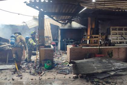 Incendio consume una cocina y un vehículo en una vivienda que funcionaba como pensión