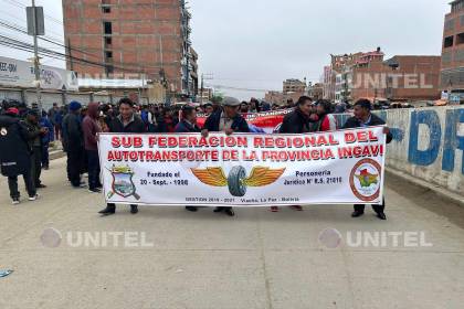 El Alto: Choferes marchan exigiendo incremento de tarifa nocturna del transporte público