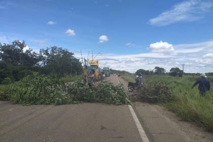 Pobladores bloquean en San Carlos, vía nueva Santa Cruz-Cochabamba, y piden anulación de un crédito