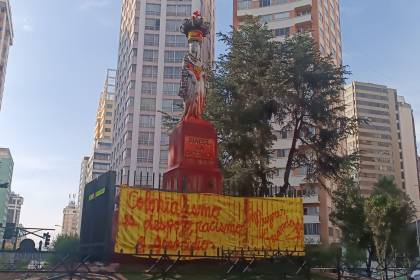 Activistas echan pintura a la estatua a Isabel La Católica en La Paz 