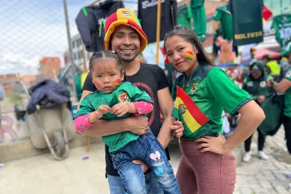 La gente le pone el colorido a la previa del duelo Bolivia - Uruguay, que se juega a las 16:00 en El Alto