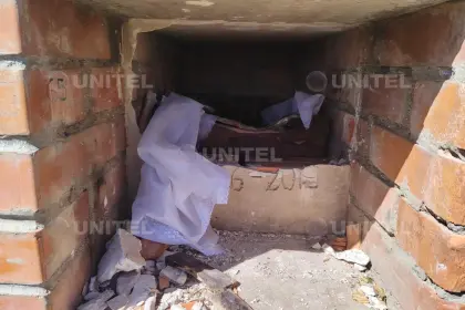 “Se sacaron la cabeza”: Llegó al cementerio por Todos Santos y descubrió que profanaron la tumba de su padre 