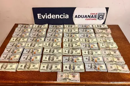 Hallan cerca de medio millón de dólares escondidos en un bus que ingresaba a Chile proveniente de Bolivia