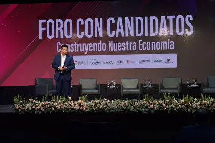 El Estado debe ser facilitador y no una “competencia desleal” a productores, marca Medrano en foro con exportadores