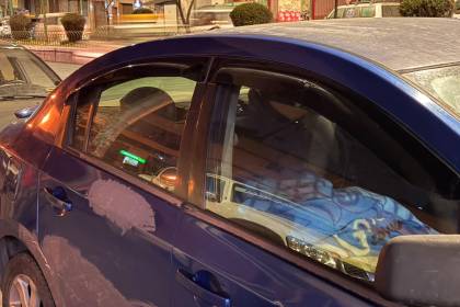 Pese a las bajas temperaturas, los conductores duermen en las filas de los surtidores en busca de combustibles