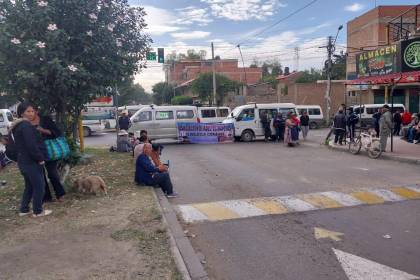 Pese a la presencia policial, vecinos de Quillacollo bloquean rutas alternas