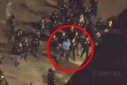 Esposado y rodeado de decenas de agentes: Así llegó Maduro a una base militar de Nueva York