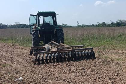 En plena preparación de tierra, maquinarias quedaron paradas por falta de diésel, señalan productores cruceños 