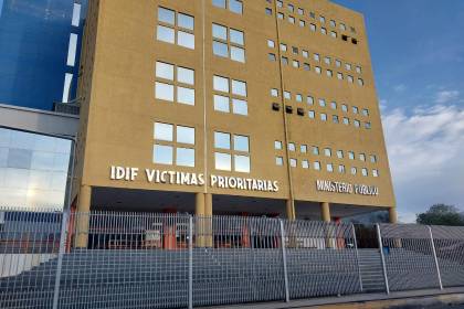 Hombre hallado cerca de una carretera murió por un golpe en la cabeza y luego fue quemado, aún no lo identifican