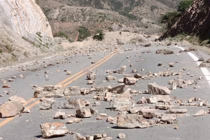 Una alfombra de piedras cubre Llavini, tramo que une Cochabamba con Oruro y La Paz 