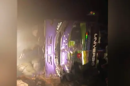 Un bus desvía un bloqueo y se accidenta; reportan tres fallecidos y 15 heridos
