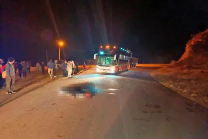 Identifican a las víctimas que iban en la motocicleta que chocó contra un bus, se presume invasión de carril