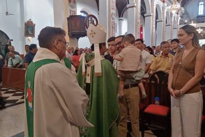 “Bienvenido nuevamente a Santa Cruz”: Camacho participa de la misa en la Catedral cruceña 
