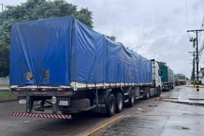 Largas filas por combustible se registran en Santa Cruz y La Paz este domingo