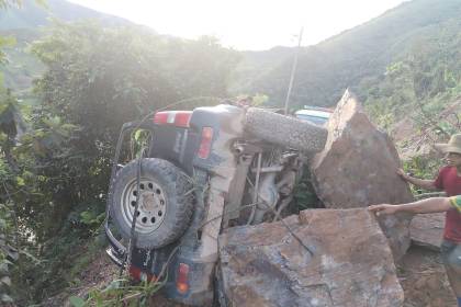 Un deslizamiento arrastró un vehículo con una persona a bordo en el norte de La Paz, reporta la Policía 
