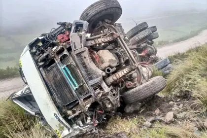 Dos muertos y dos heridos tras embarrancamiento de 200 metros de una volqueta en Charazani