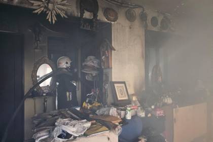 Video: velas de un altar cayeron sobre un mueble y se generó el incendio de un departamento en Cochabamba 