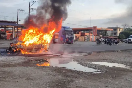 Investigan choque seguido de incendio donde murió una persona carbonizada, que aún no ha sido identificada