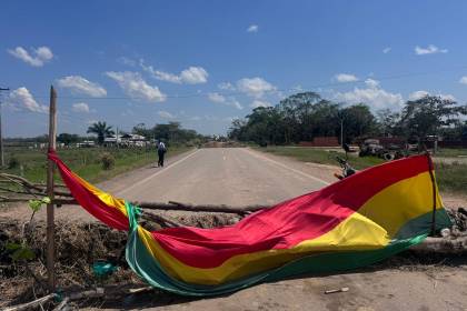 Tercer día de conflicto: Reinstalan el bloqueo en el puente San Pablo tras la gasificación y hay decenas de vehículos varados