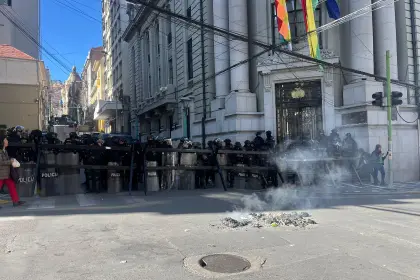 Evistas se retiran de plaza Murillo tras gasificación y la Policía reporta dos uniformados heridos