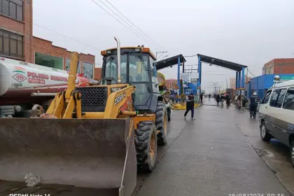 La Paz: ABC despliega maquinaria y personal para despejar tramo afectado por la nevada en el sector de la Cumbre