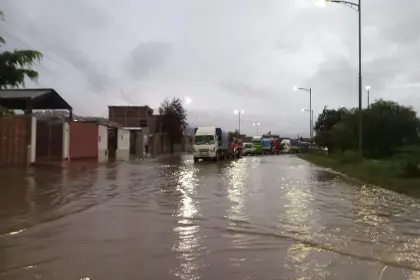 Lluvia en Cochabamba anega varias calles y vecinos buscan que el agua no ingrese a sus viviendas