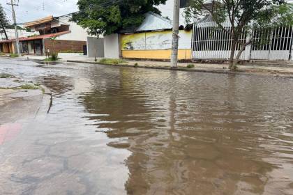 Un ‘surcito’ y calles inundadas por lluvias marcan el inicio de la semana en Santa Cruz; siete departamentos están bajo alerta naranja por tormentas eléctricas 