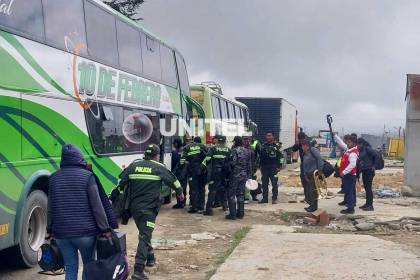 Desde Colomi, policías abordan nuevos buses para intentar retornar al trópico de Cochabamba