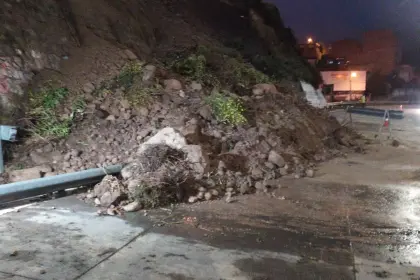 Deslizamiento afecta circulación en el carril de subida de la autopista La Paz - El Alto