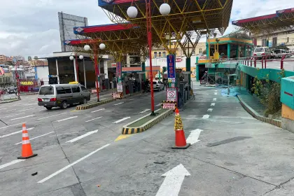 Segundo día con filas en surtidores de La Paz y Santa Cruz; YPFB asegura que realizan despachos las 24 horas