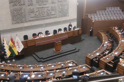 Con críticas contra Espinoza, el Legislativo vota para aprobar o rechazar su excusa para faltar a la interpelación 