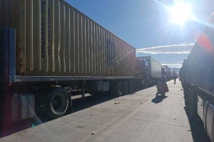 Transporte en emergencia: Filas de cuatro días en surtidores limitan viajes a uno por mes