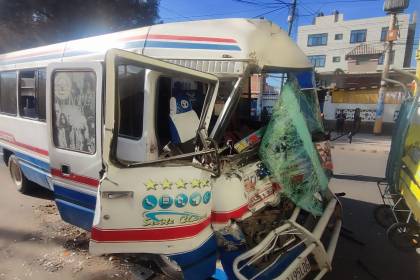 Choque entre un micro y un taxi deja al menos seis heridos en Cochabamba