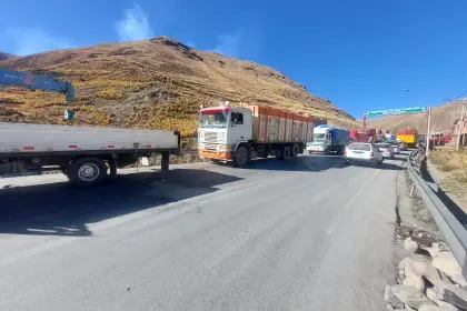 “Las filas son tremendas”: Choferes denuncian escasez de combustible en los Yungas de La Paz