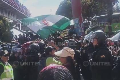 Tensión en la Ceja de El Alto: maestros intentan bloquear el peaje; la Policía está en apronte