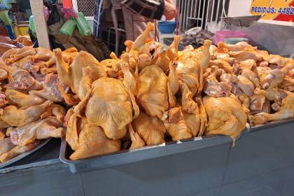El kilo del pollo se incrementa casi Bs 10 este lunes en mercados de Cochabamba