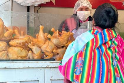 La Paz: escasez de pollo y alza de precios golpean a la canasta de las familias