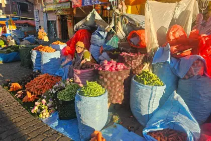 Baja el precio de las verduras en mercado de El Alto: el kilo de tomate se cotiza en Bs 3