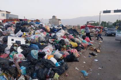 Siete días de bloqueo en K’ara K’ara sin solución y la ciudad de Cochabamba se continúa llenando de basura