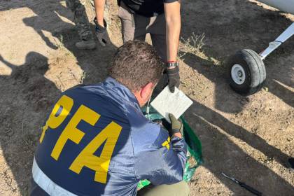Aprehenden a dos bolivianos con carga de 400 kg de cocaína en Argentina