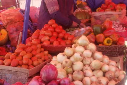 Falta de diésel provoca aumento de precio de pollo y verduras en La Paz y Cochabamba